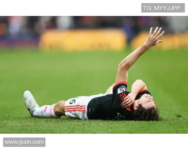 足球运动中的膝盖脱臼风险及预防措施详解与康复指导