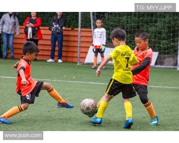 踢足球的英语表达及相关词汇的全面解析与学习指南